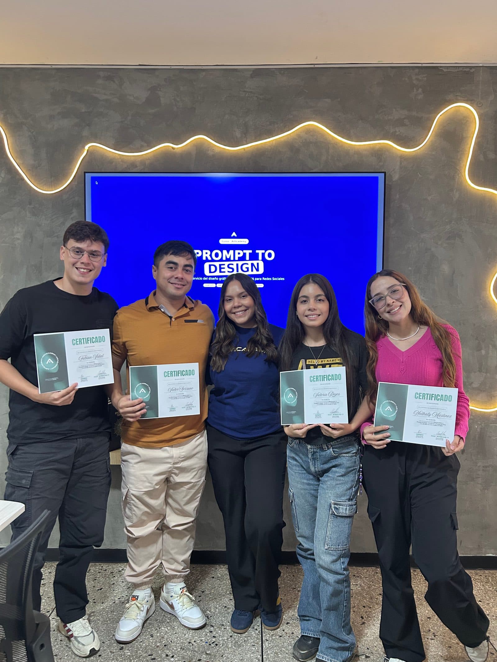 Alumnos con su certificado de culminación Articademy